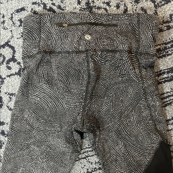 SET OF 2! Lululemon Peloton Black and White Pattern and all black Leggings sz 8 - Picture 5 of 7